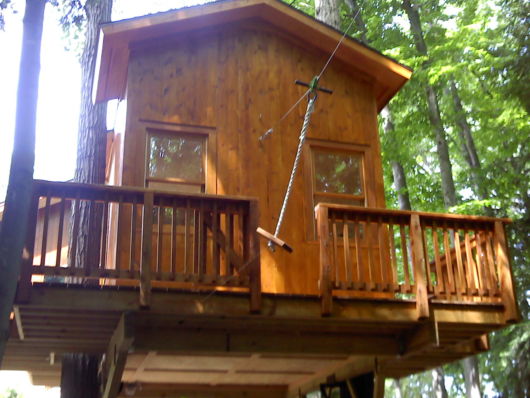 Casa na árvore: com tirolesa