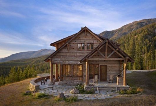 Casa rústica: No campo fachada com chão de pedras