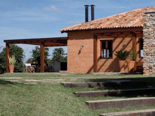 Casa rústica: No campo fachada simples