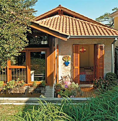 Casa rústica: Simples com árvores na área externa