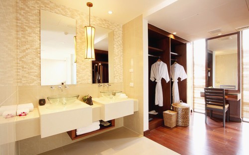 Closet pequeno: Com banheiro integrado