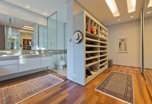 Closet pequeno: Com banheiro integrado