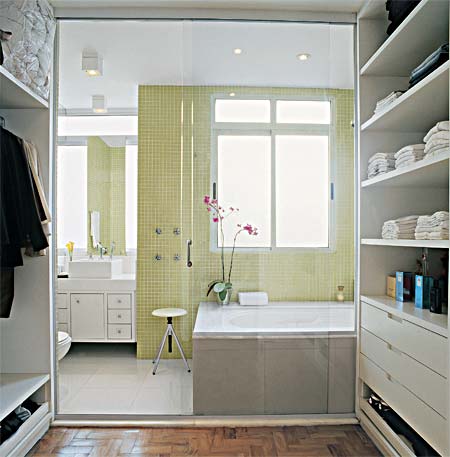 Closet pequeno: Com banheiro integrado