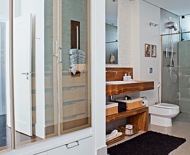 Closet pequeno: Com banheiro integrado