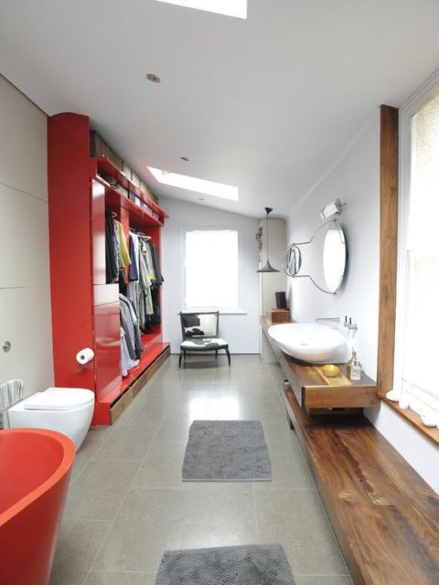 Closet pequeno: Com banheiro integrado