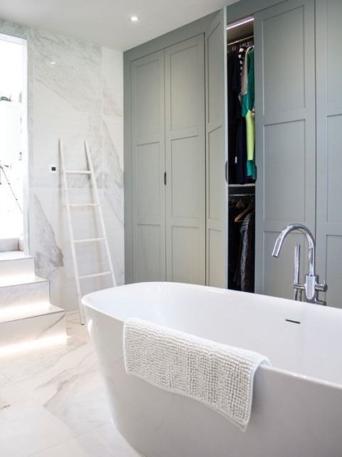 Closet pequeno: Com banheiro integrado