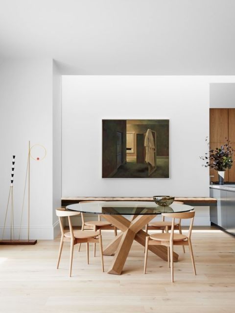 Decoração Minimalista: Apartamento com mesa de madeira e vidro