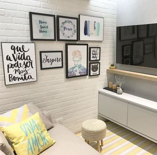 Decoração de sala pequena: Simples com quadros