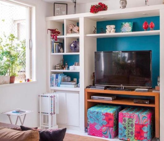 Decoração de sala pequena: Simples com puff