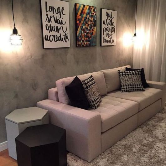 Decoração de sala pequena: Simples cinza com quadros