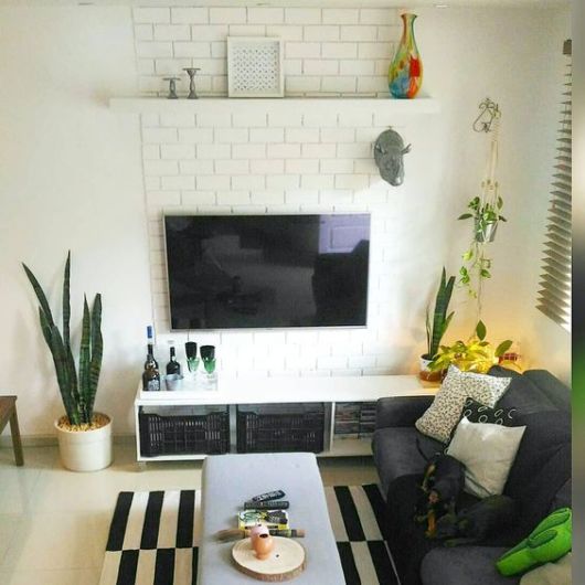 Decoração de sala pequena: Simples branca com plantas