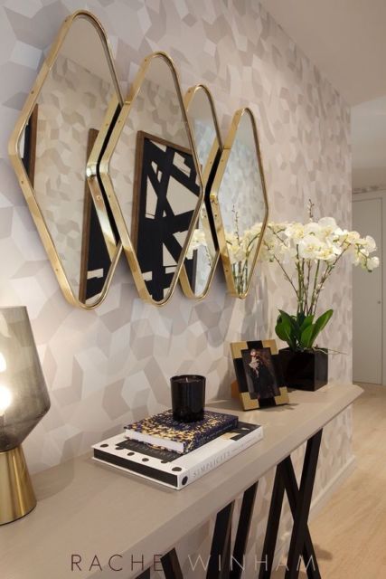 Decoração de sala pequena: Com espelho e aparador