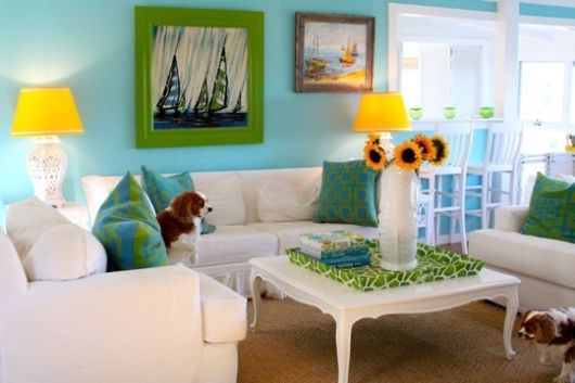 Decoração de sala pequena: Para casa de praia com quadro verde