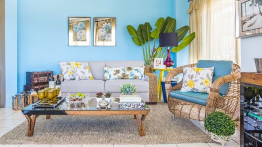 Decoração de sala pequena: Para casa de praia com parede azul