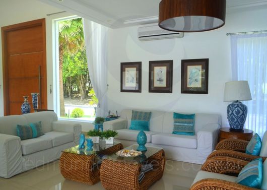 Decoração de sala pequena: Para casa de praia com almofadas