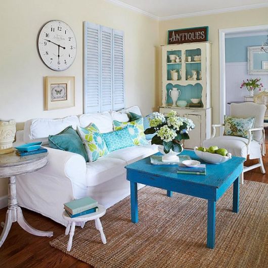 Decoração de sala pequena: Para casa de praia com as cores azul e branco
