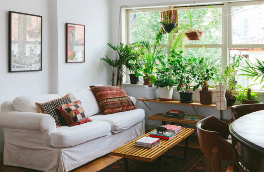 Decoração de sala pequena: Para casa de praia com sofá branco