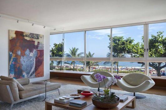 Decoração de sala pequena: Para casa de praia com janelas grandes