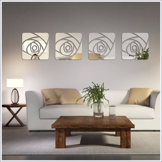 Decoração de sala pequena: Com espelho na parede do sofá