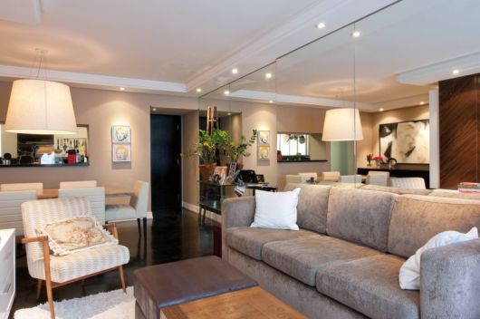 Decoração de sala pequena: Com espelho grande