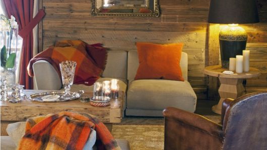 Decoração rústica: Sala com sofá cinza e almofadas laranjas