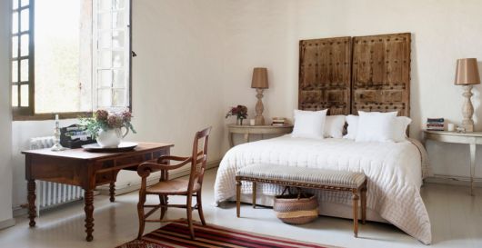 Decoração rústica: Quarto com cabeceira de madeira