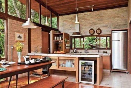 Decoração rústica: Cozinha com lustres