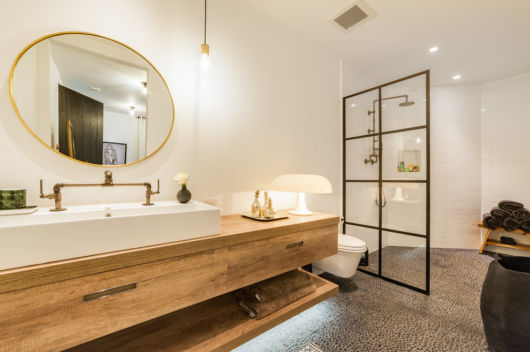 Decoração rústica: Banheiro com bancada grande