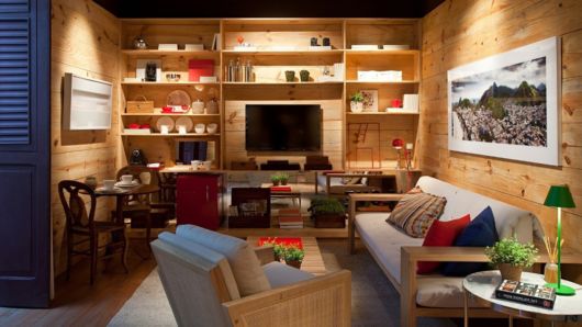 Decoração rústica: Apartamento com estante de madeira