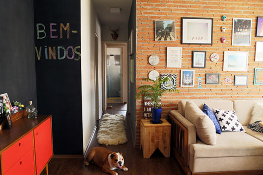 Decoração rústica: Apartamento com parede de tijolinhos