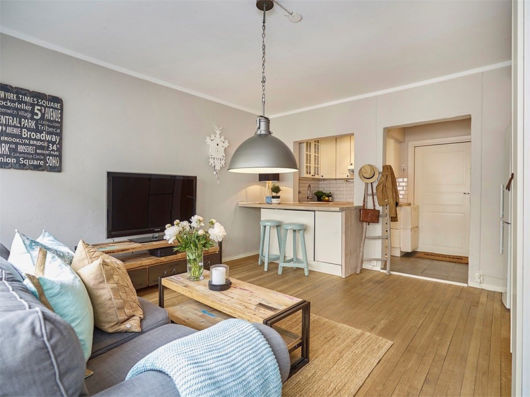 Decoração rústica: Apartamento com mesinha de centro de madeira