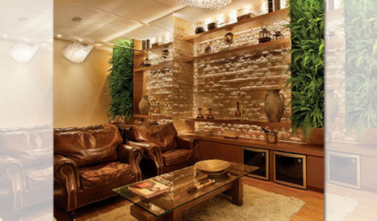 Decoração rústica: Sala com móveis marrons