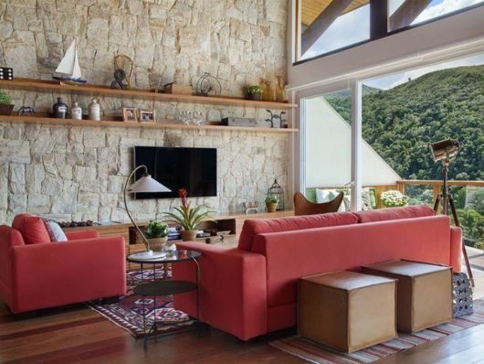 Decoração rústica: Sala com sofá vermelho