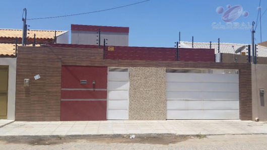 Fachadas de casas populares: Com muro vermelho