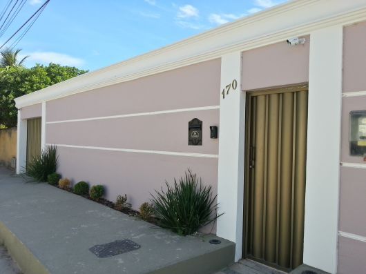 Fachadas de casas populares: Com muro cinza e branco