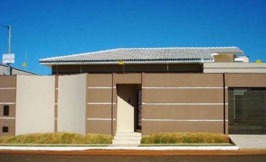 Fachadas de casas populares: Com muro bege