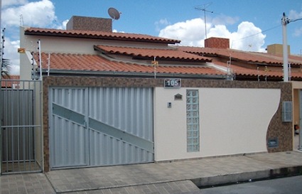 Fachadas de casas populares: Com muro branco
