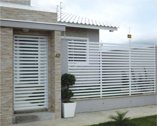 Fachadas de casas populares: Com portão branco 