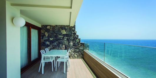 sacada com parapeito de vidro