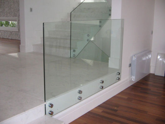 Guarda-corpo de vidro: Em escada de mármore