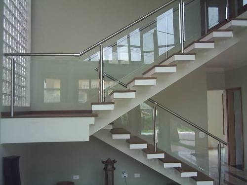 Guarda-corpo de vidro: Em escada moderna
