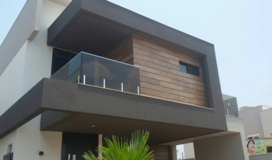 Guarda-corpo de vidro: Em sacada preta