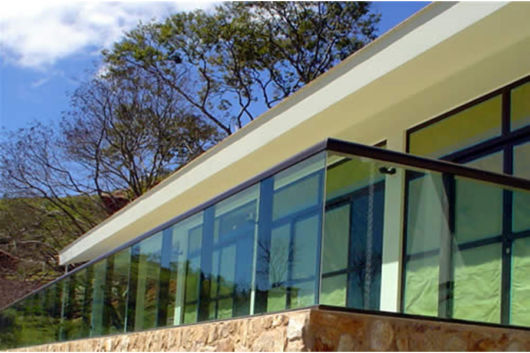 Guarda-corpo de vidro: Em sacada