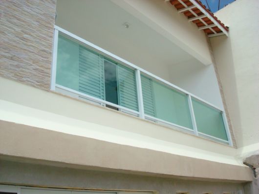 Guarda-corpo de vidro: Em sacada branca