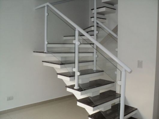 Guarda-corpo de vidro: Em escada preta e branca