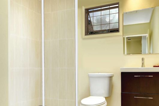 Janela pequena basculante com grade