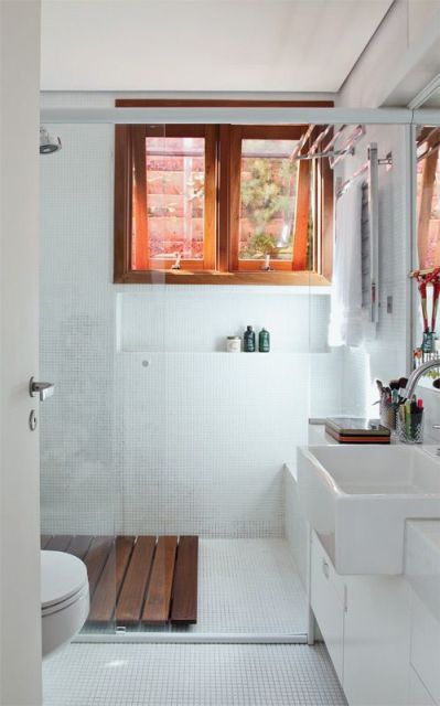 Também há janelas basculantes com esquadrias de madeira