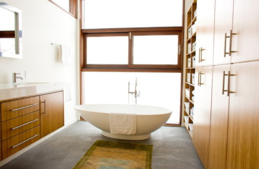 Janela simples com esquadria de madeira