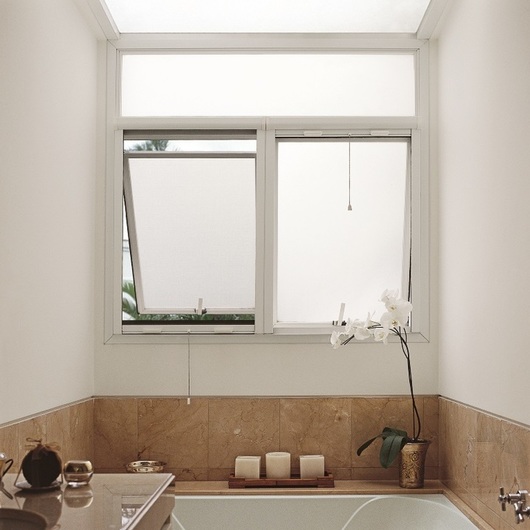 Banheiro com duas janelas basculantes