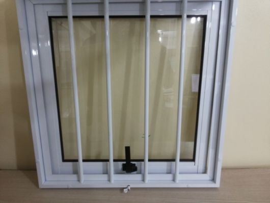 Veja modelo de janela com grade perfeita para banheiro
